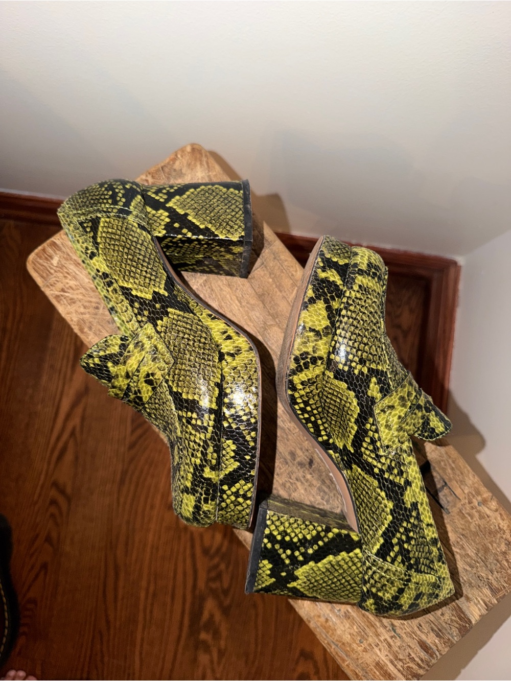 Green Snake-Print Platform Loafers - Stylish Reptile Texture